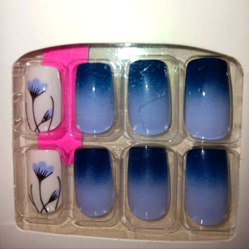 Flowers Blue Medium Square Tip Press On Fingernails st of (24) nwt